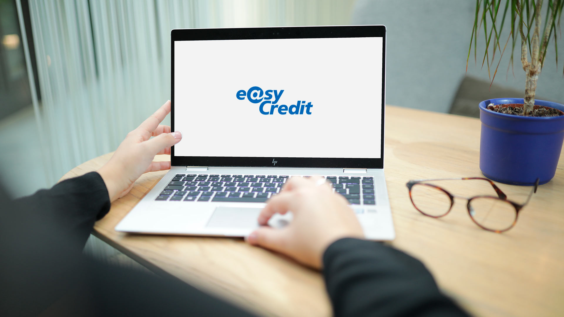 easyCredit Logo auf Bildschirm