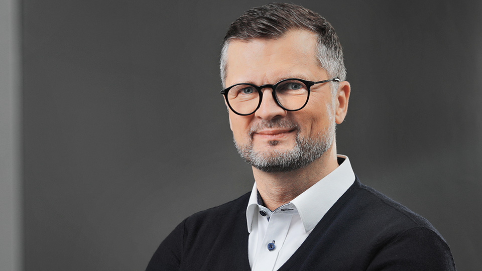 Portrait Bild von Christian Polenz mit dunklen Haaren, Bart, Brille