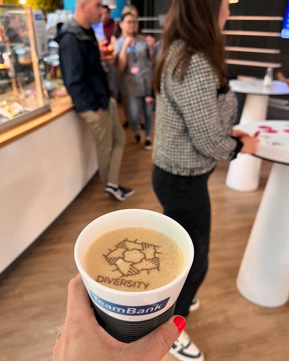Kaffee in TeamBank-Becher mit Barista-Schriftzug "Diversity"