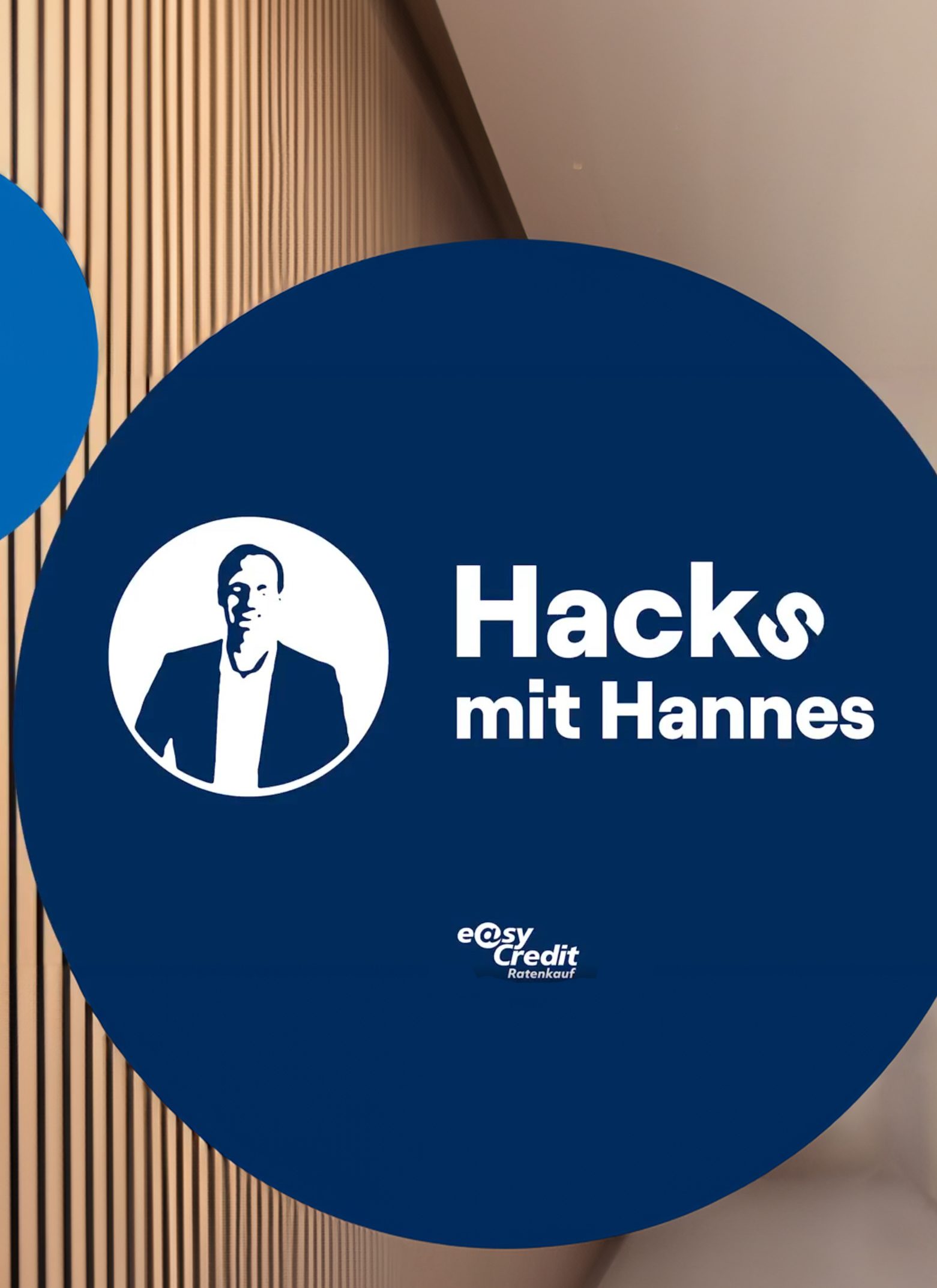 Blauer Kreis mit Schriftzug: Hacks mit Hannes.