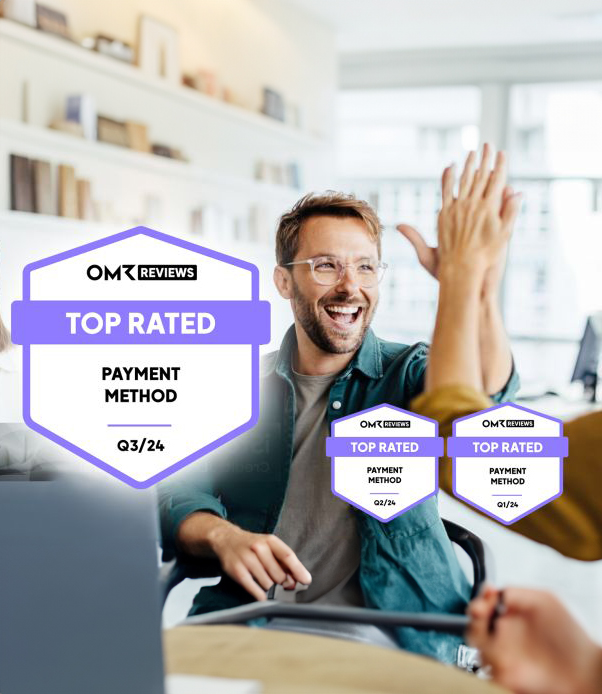Man klatscht ab, im Vordergrund OMR Reviews Siegel TOP RATED Payment Method 03/24.