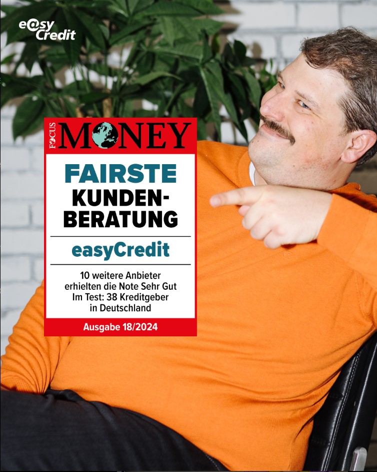 Siggi im orangen Pulli zeigt auf das Focus Money Siegel. Darauf zu lesen: Fairste Kundenberatung: easyCredit.