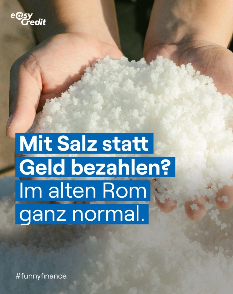 Hände voller grobem Salz. Text liest sich: Mit Salz statt Geld bezahlen? Im alten Rom ganz normal. #funnyfinance