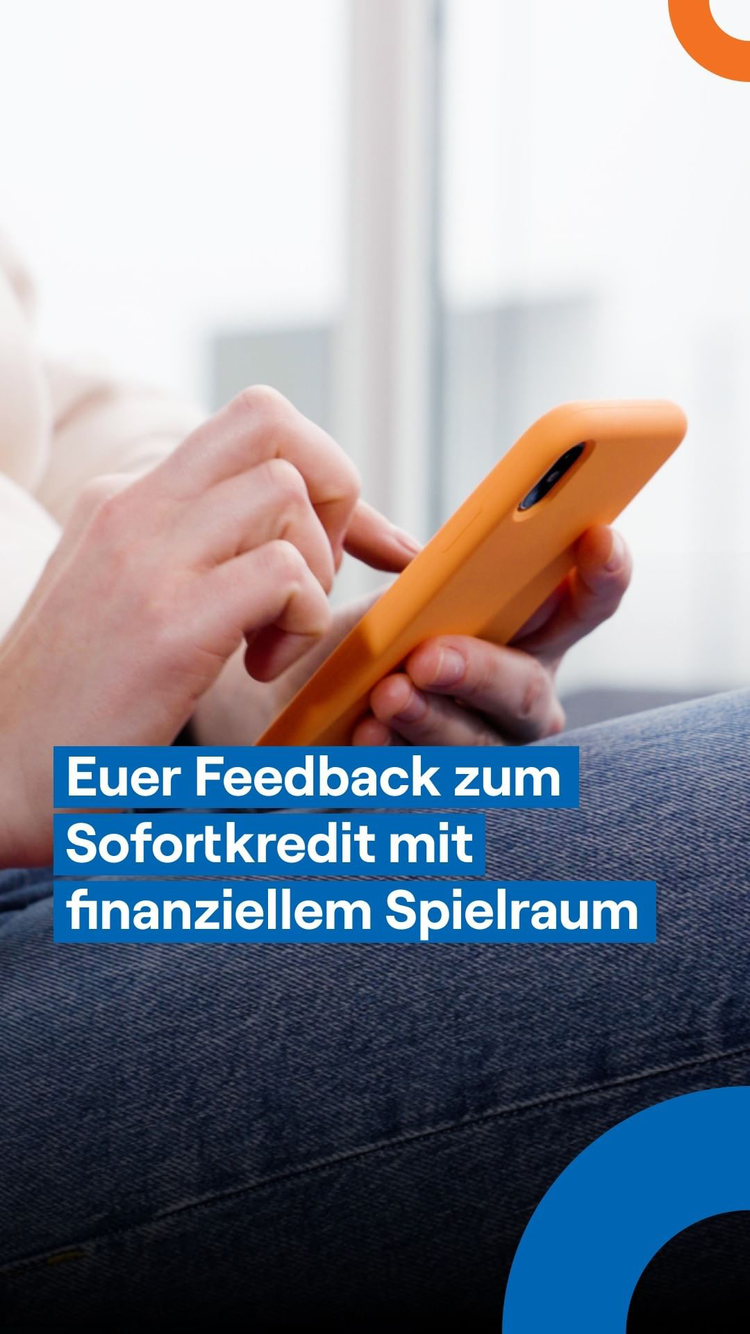 Hände die ein Smartphone halten. Text liest sich: Euer Feedback zum Sofortkredit mit finanziellem Spielraum.
