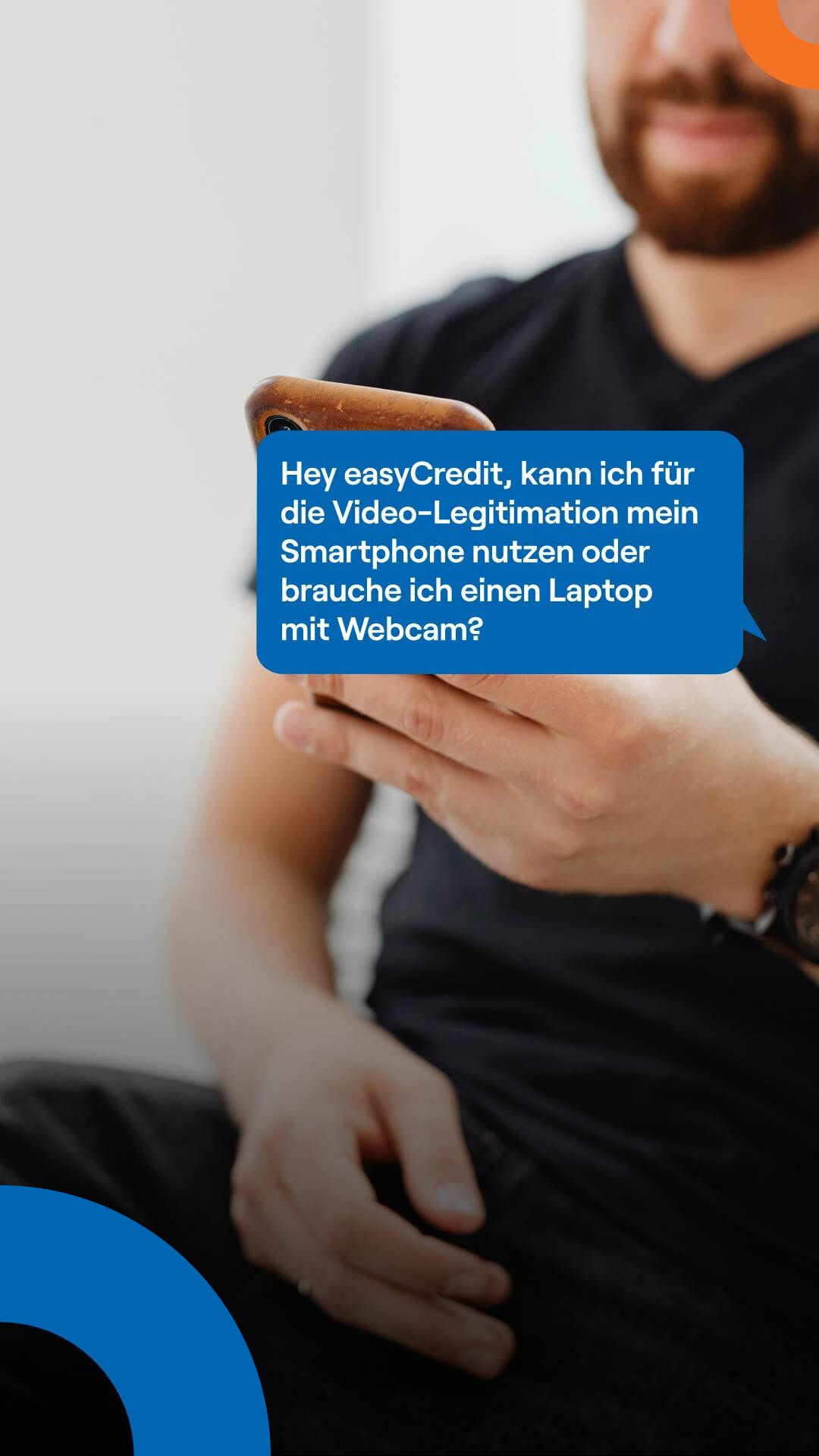 Mann mit Bart schaut auf sein Smartphone. Textblase liest sich: Hey easyCredit, kann ich für die Video-Legitimation mein Smartphone nutzen oder brauche ich einen Laptop mit Webcam?
