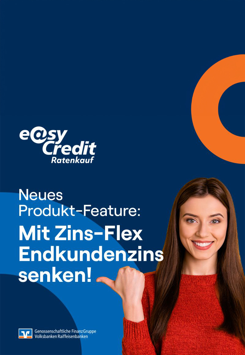 easyCredit-Ratenkauf Logo. Junge Frau in rotem Pulli zeigt lächelnd mit dem Daumen auf Text: Neues Produkt-Feature: Mit Zins-Flex Endkundenzins senken!