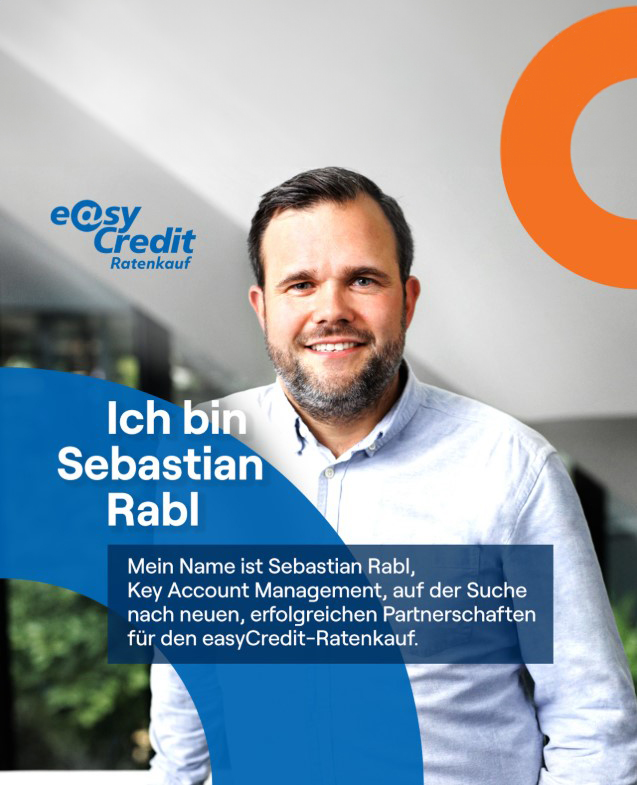Sebastian Rabl mit dunklen Haaren, Bart und im weißen Hemd schaut in die Kamera. Text liest sich: Ich bin Sebastian Rabl - Mein Name ist Sebastian Rabl, Key Account Management, auf der Suche nach neuen, erfolgreichen Partnerschaften für den easyCredit-Ratenkauf.