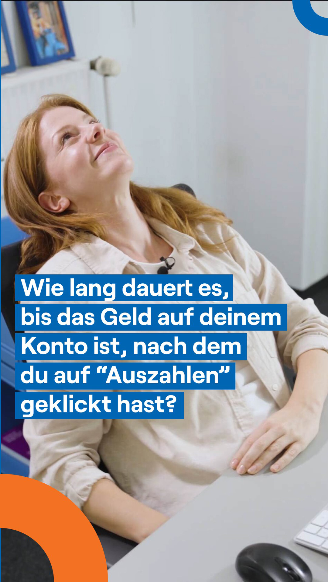 Junge Frau sitzt an Schreibtisch, hat den Kopf in den Nacken gelegt und lächelt. Text liest sich: Wie lange dauert es, bis das Geld auf deinem Konto ist, nach dem du auf "Auszahlen" geklickt hast?