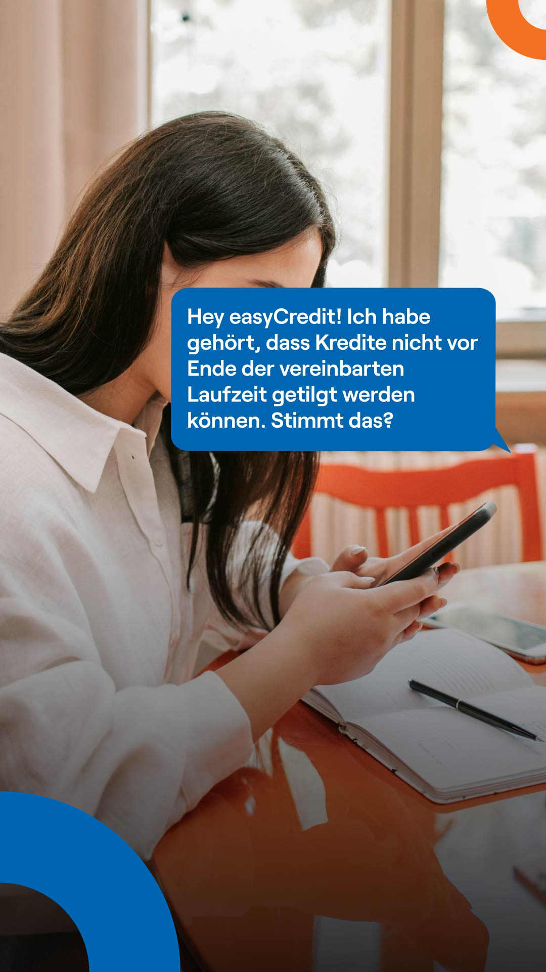 Junge Frau mit dunklen Haaren schaut auf ihr Smartphone. Ihr Gesicht ist mit Sprechblase überdeckt: Hey easyCredit! Ich habe gehört, dass Kredite nicht vor Ende der vereinbarten Laufzeit getilgt werden können. Stimmt das?