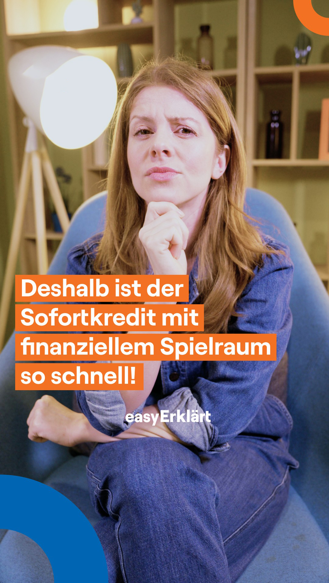 Junge Frau sitzt auf blauem Sessel und hat die Finger am Kinn, in Denkerpose. Text liest sich: Deshalb ist der Sofortkredit mit finanziellem Spielraum so schnell! easyErklärt.