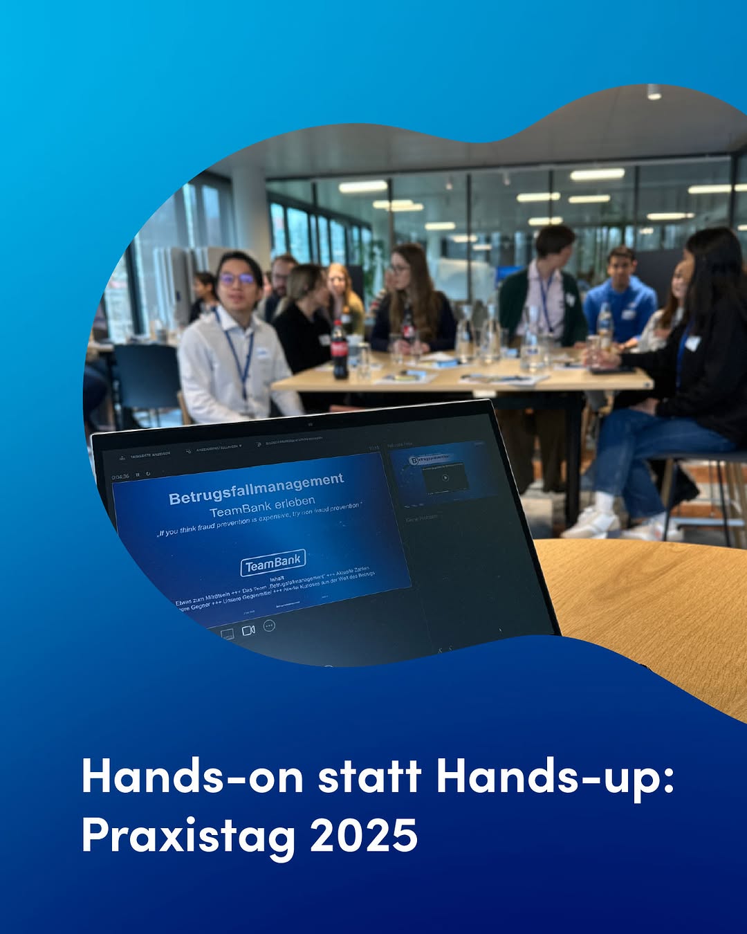 Aufnahme vom Praxistag. Jungen Leute sitzen im Hintergrund um einen Tisch zusammen. Im Vordergrund ist ein Laptop Bildschirm zu sehen, auf dem eine Powerpoint-Präsentation läuft. Text liest sich: Hands-on statt Hands-up: Praxistag 2025.