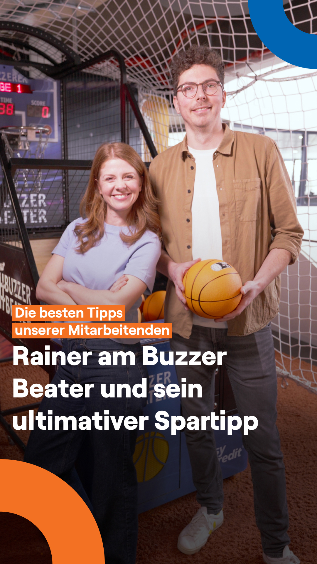 Junge Frau und junger Mann mit Baseketball in den Händen schauen freundlich in die Kamera. Text liest sich: Die besten Tipps unserer Mitarbeitenden - Rainer am Buzzer Beater und sein ultimativer Spartipp.