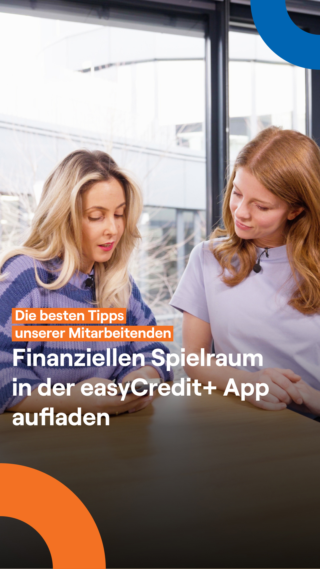 Zwei junge Frauen, die auf ein Smartphone blicken. Text liest sich: Die besten Tipps unser Mitarbeitenden - Finanziellen Spielraum in der easyCredit+ App aufladen