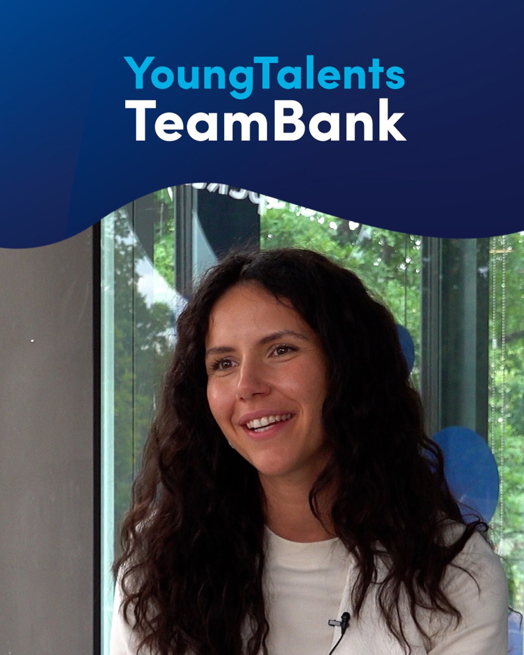 Barbara Schneider, mit dunklen Locken schaut mit Lächeln leicht an der Kamera vorbei. Text liest sich: YoungTalents TeamBank