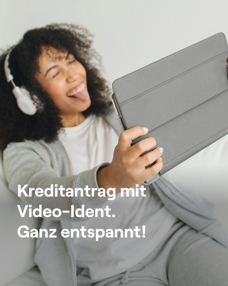 Frau mit geschlossenen Augen und Kopfhörern hält ein Tablet in die Höhe und streckt ihre Zunge raus.